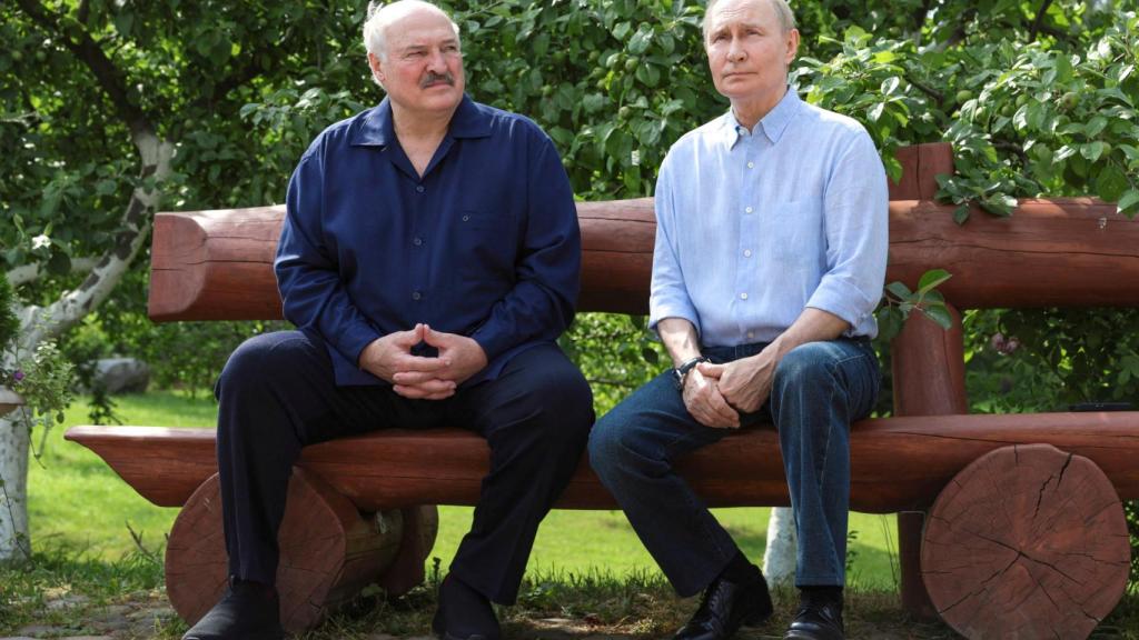 El presidente ruso Putin y su homólogo bielorruso, Lukashenko, visitan el monasterio de Valam en la República de Karelia.