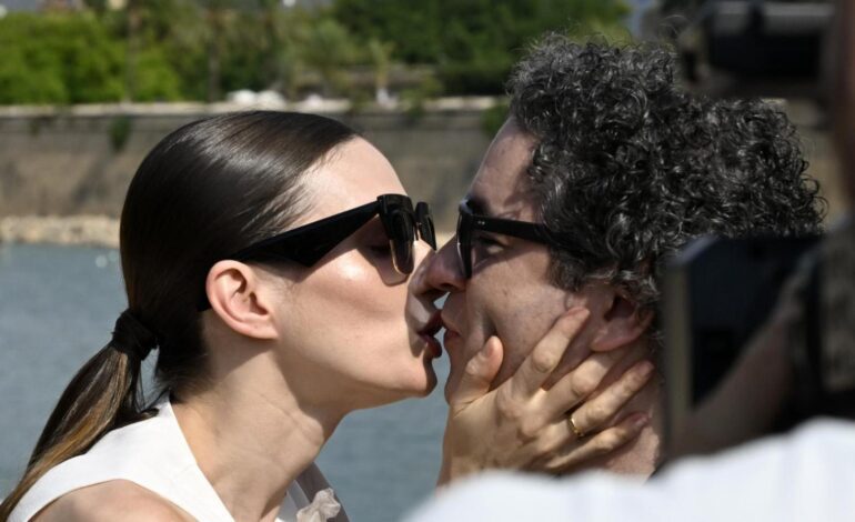 María Valverde y Gustavo Dudamel derrochan besos y cariño en Mallorca antes de su encuentro con la reina Letizia