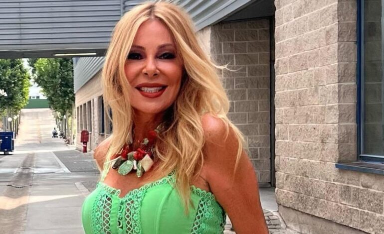 Ana Obregón lleva el vestido de inspiración ibicenca (en color verde manzana) que estiliza y quita años de encima