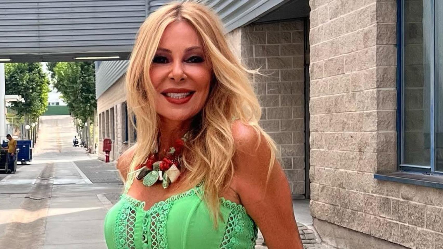 Ana Obregón lleva el vestido de inspiración ibicenca (en color verde manzana) que estiliza y quita años de encima