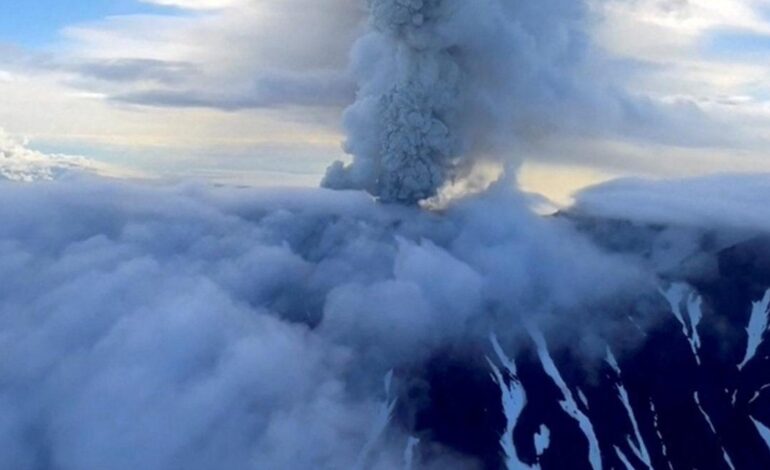 El volcán Krasheninnikov entra en erupción por primera vez en 600 años tras el terremoto de magnitud 8,8 en Rusia