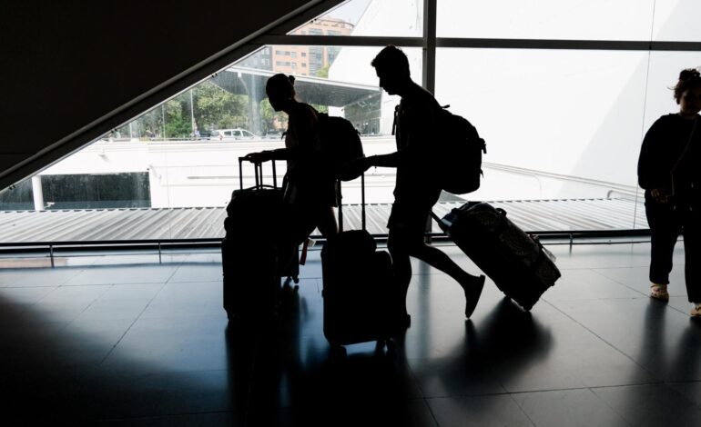 Detienen a una mujer en Nueva Zelanda por viajar con una niña de dos años dentro de una maleta: «Pudo ser mucho peor»