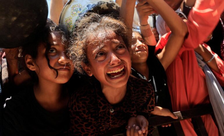 Israel mata a tiros a 14 gazatíes cuando acudían a por comida y a dos enfermeros en otros dos ataques en la Franja de Gaza