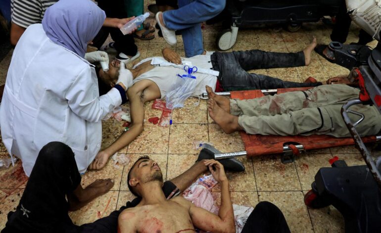 Al menos 20 gazatíes muertos y decenas de heridos al volcar un camión con ayuda humanitaria en la Franja de Gaza