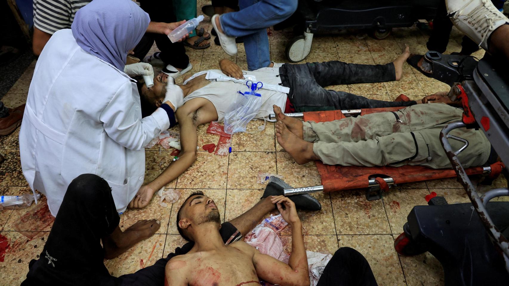 Al menos 20 gazatíes muertos y decenas de heridos al volcar un camión con ayuda humanitaria en la Franja de Gaza