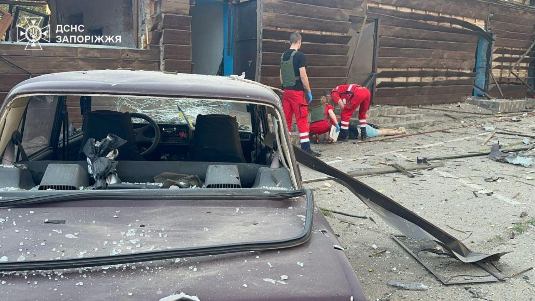 Dos muertos y 12 heridos, entre ellos dos niños, en un ataque ruso contra un complejo vacacional en Zaporiyia