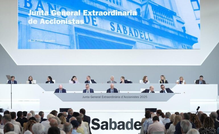 Los accionistas de Sabadell aprueban la venta de TSB a Santander en la recta final de la opa lanzada por BBVA