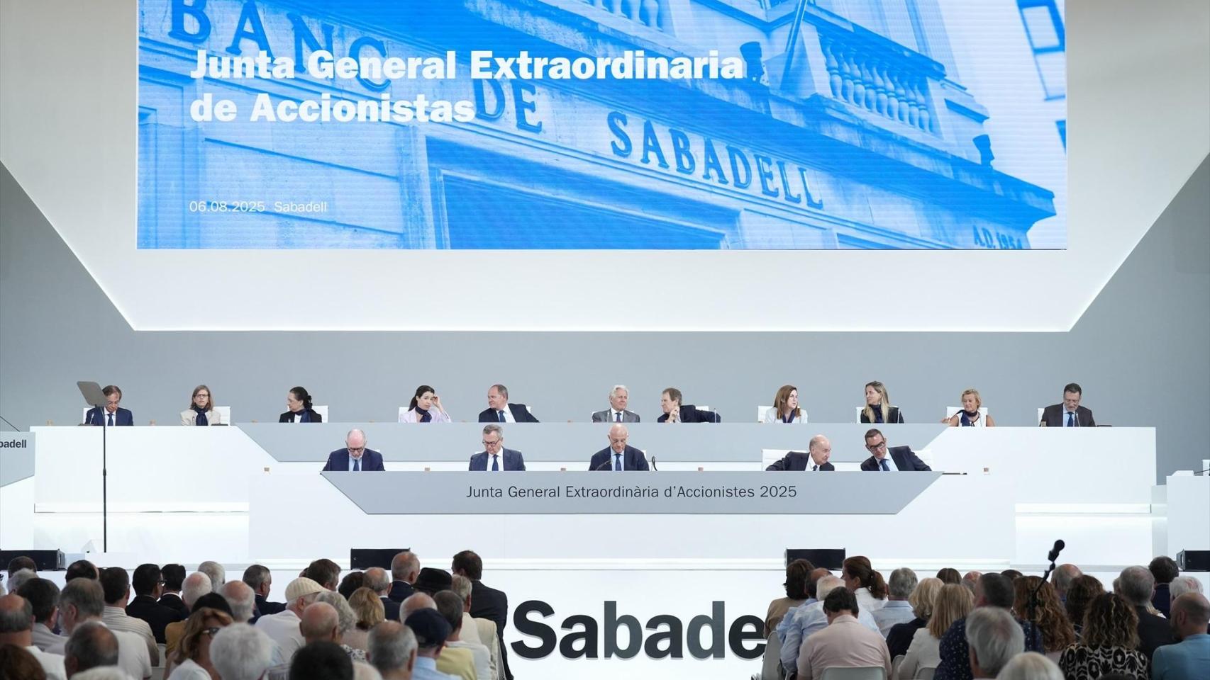 Los accionistas de Sabadell aprueban la venta de TSB a Santander en la recta final de la opa lanzada por BBVA