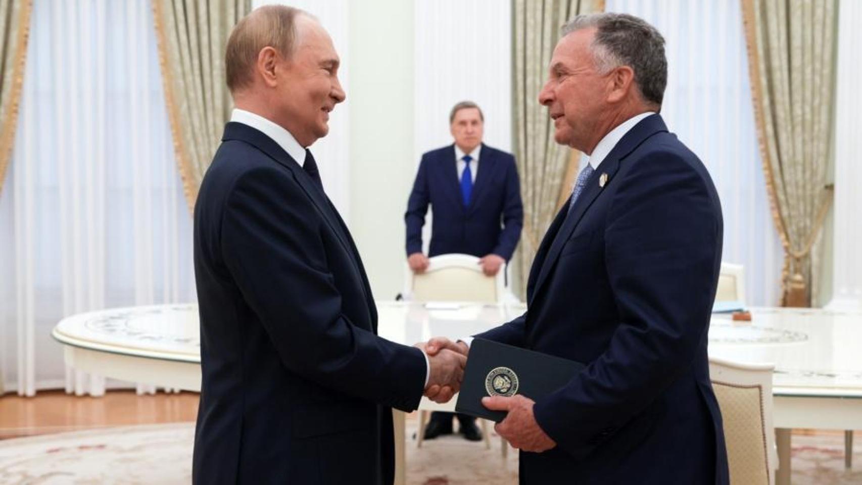 Trump impone un arancel extra del 25% a India por comprar petróleo ruso poco después de la reunión de Witkoff con Putin