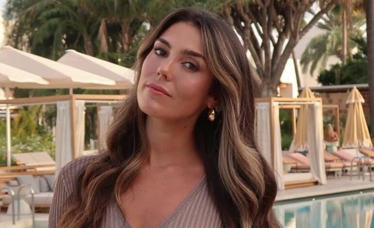 Anna Padilla lo demuestra con un diseño en terciopelo color turquesa