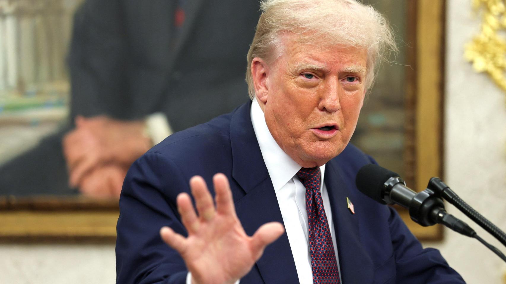 Trump anuncia aranceles del 100% a semiconductores y chips para forzar a las empresas a que «fabriquen en EEUU»