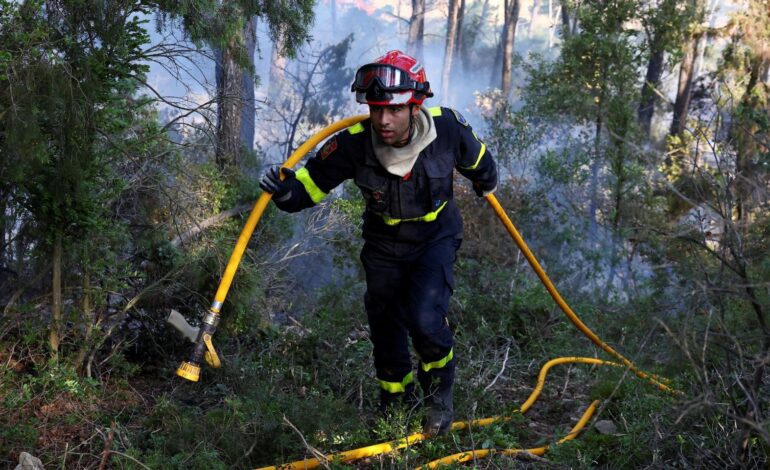Francia logra controlar su mayor incendio, que arrasa 16.000 hectáreas, aunque tardará «días» en extinguirlo