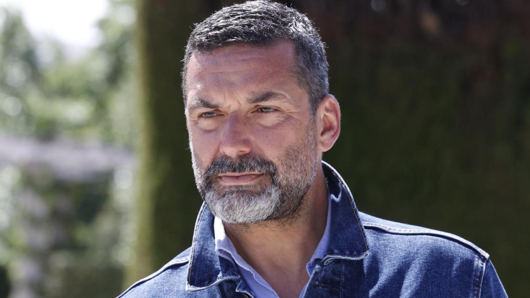 Le están despertando poco a poco y le hacen preguntas muy obvias