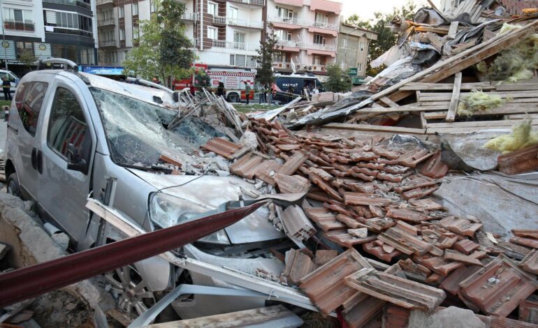 Al menos un muerto y 52 heridos en un terremoto de magnitud 6,1 en el noroeste de Turquía