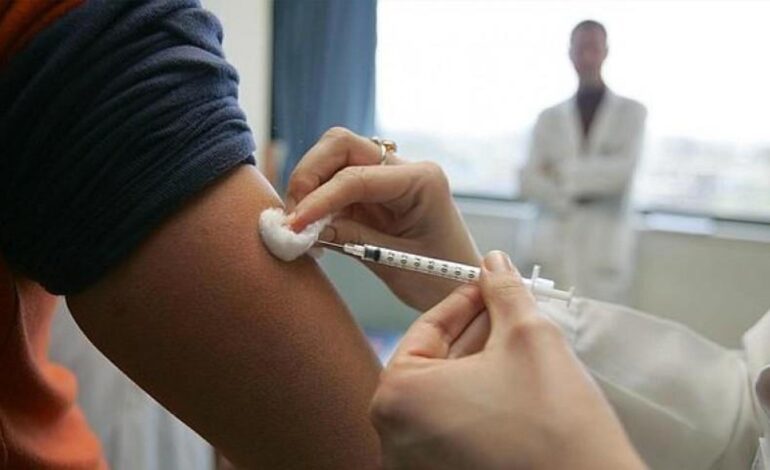 Menos de la mitad de los sanitarios españoles se vacuna contra la gripe, pese a que la OMS exige alcanzar el 75%