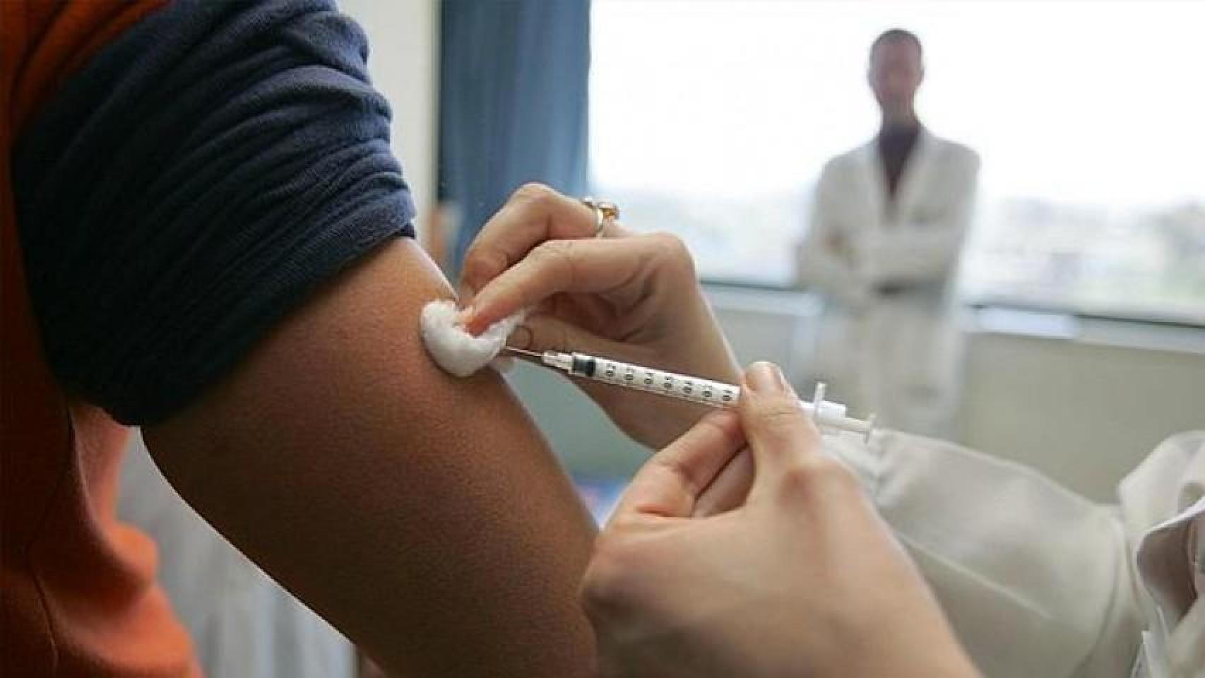 Menos de la mitad de los sanitarios españoles se vacuna contra la gripe, pese a que la OMS exige alcanzar el 75%