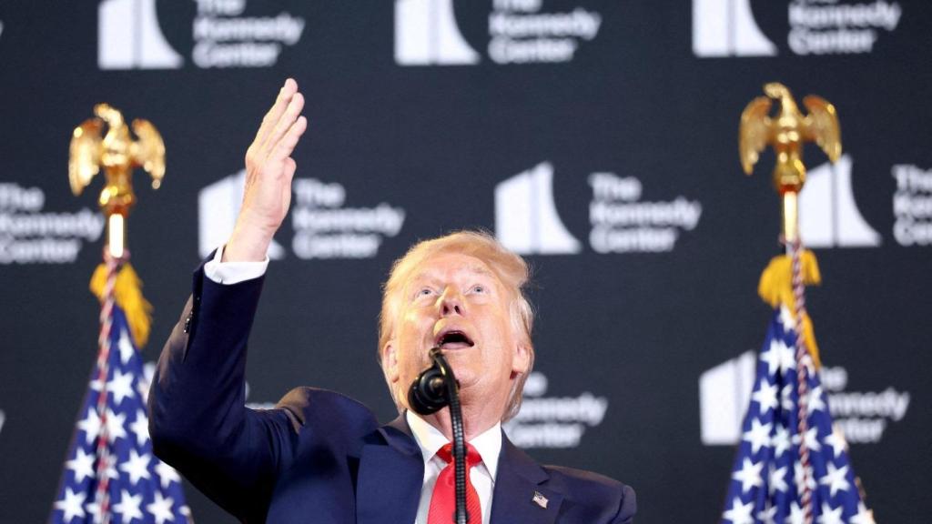 El presidente de los Estados Unidos, Donald Trump, hace un gesto durante una visita al Centro Kennedy en Washington.