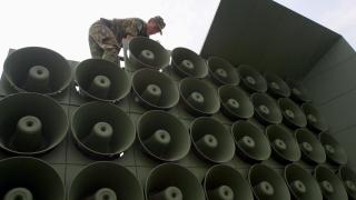 Un soldado surcoreano elimina los altavoces de propaganda en el área desmilitarizada de Paju.
