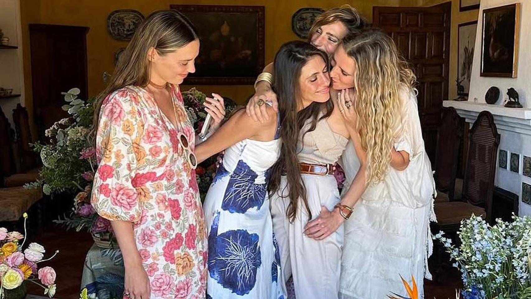 las hijas de Sandra Domecq reabren el álbum de los recuerdos en el 21 aniversario de su muerte y le dedican un emotivo homenaje