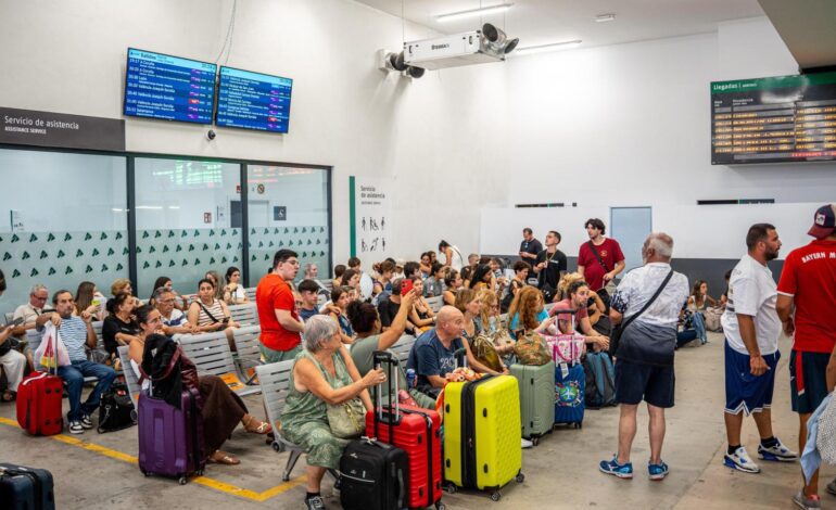 Renfe mantiene interrumpida la circulación de trenes entre Galicia y Madrid debido a los incendios en Orense