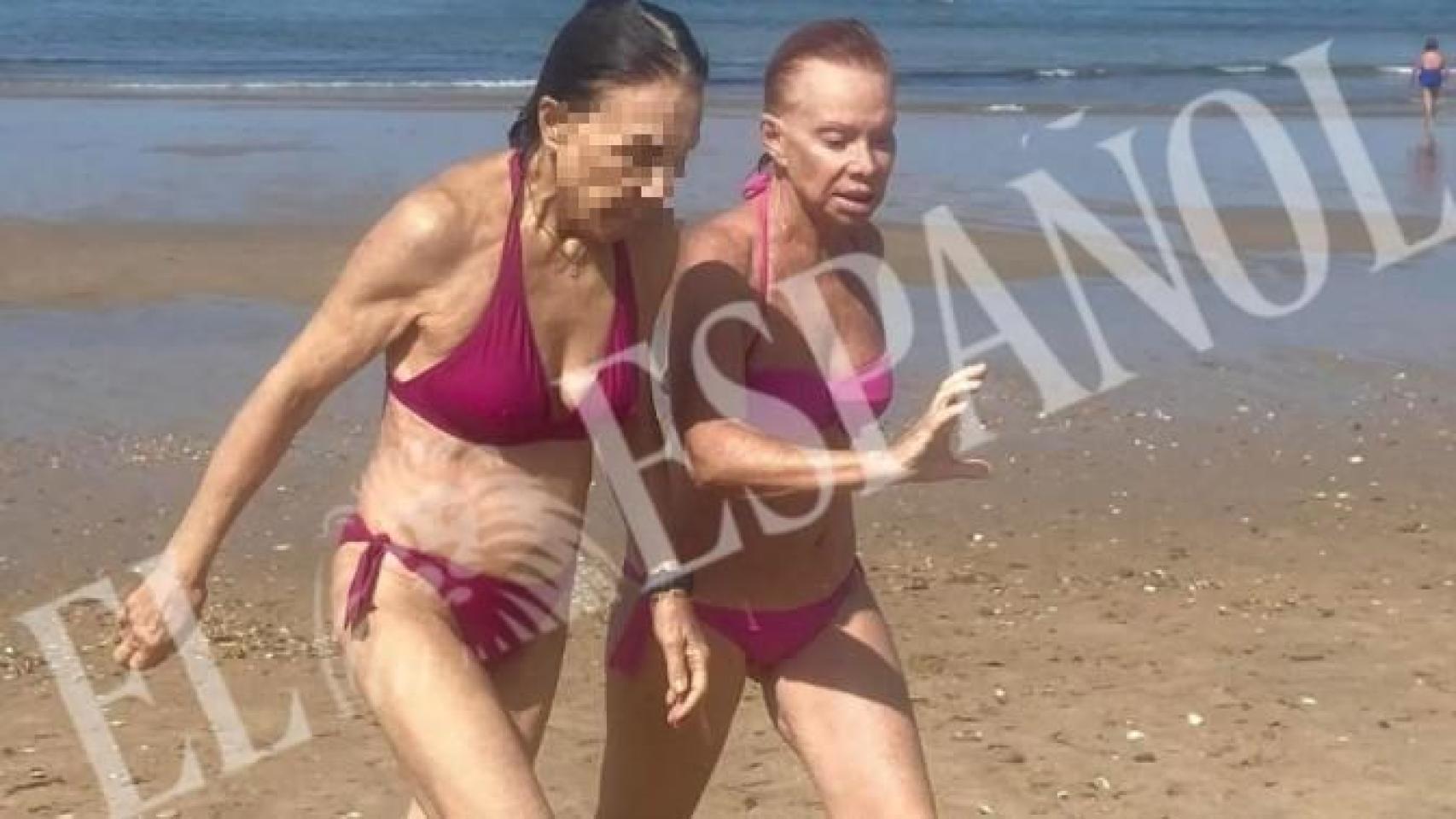 Paloma San Basilio, al natural y en bikini a sus espléndidos 74 años durante sus vacaciones en Cádiz: tenemos las fotografías
