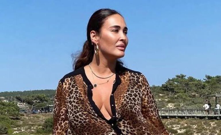 Vicky Martín Berrocal reinventa el verano con su caftán de leopardo, perfecto para las tardes en el ‘beach club’