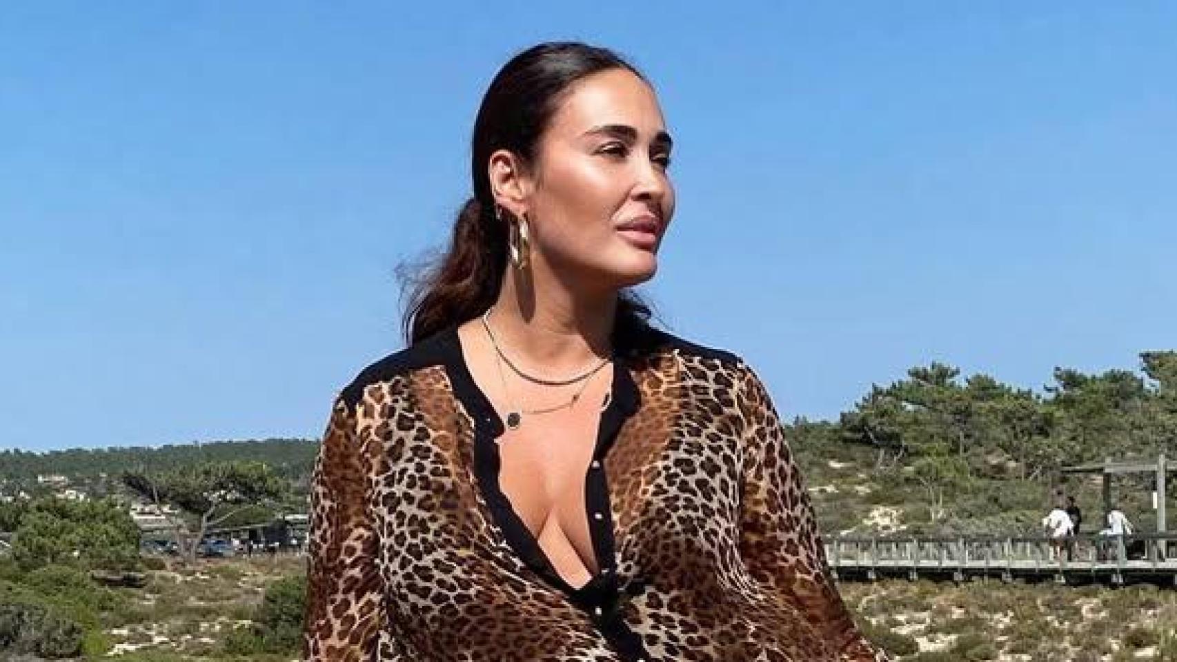 Vicky Martín Berrocal reinventa el verano con su caftán de leopardo, perfecto para las tardes en el ‘beach club’