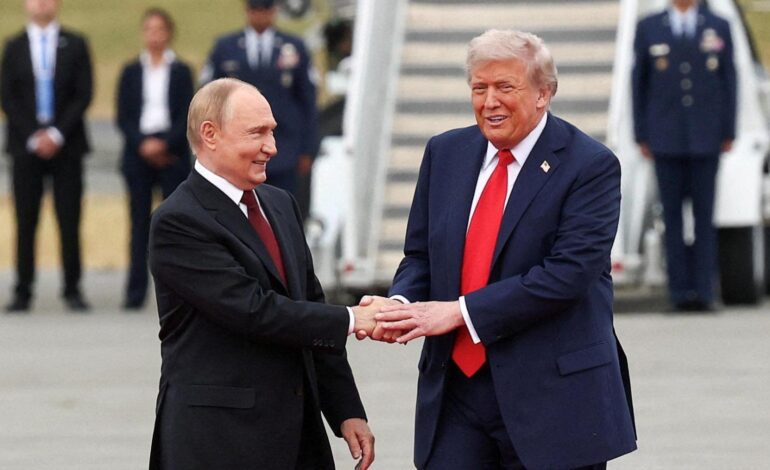 Trump recibe a Putin en Alaska con gestos de cordialidad al estilo de dos viejos amigos