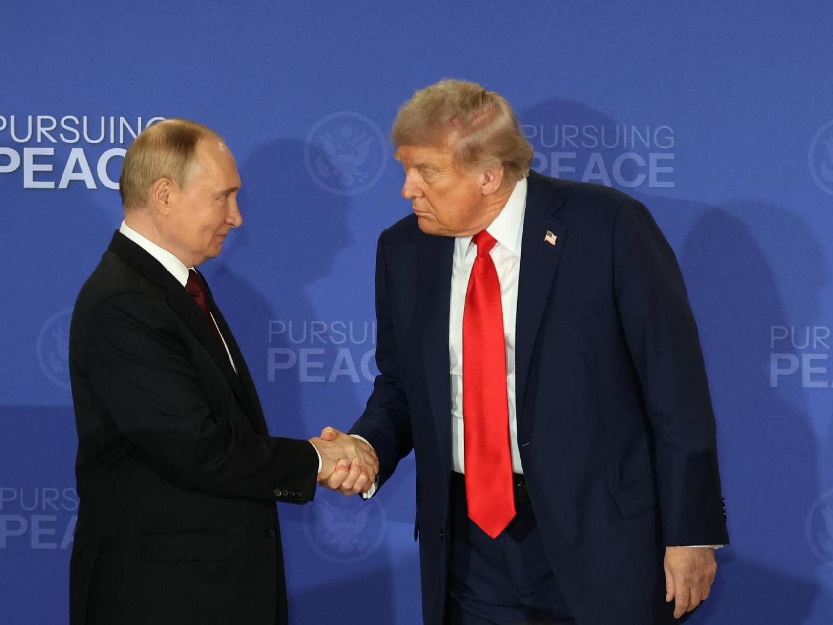 Trump invita a Ucrania a «atacar al invasor» tras el bombardeo ruso de una fábrica americana y el rechazo de Putin a negociar