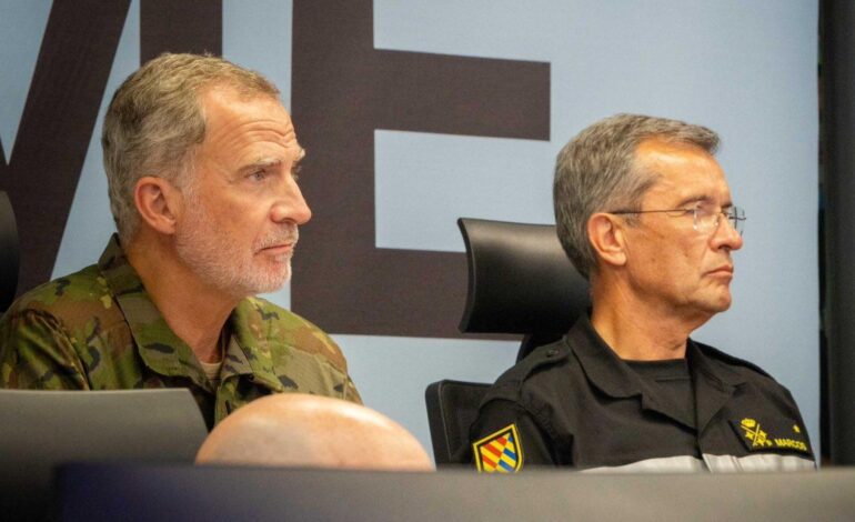 El rey Felipe VI interrumpe sus vacaciones privadas para visitar el cuartel general de la UME y el despliegue ante los incendios