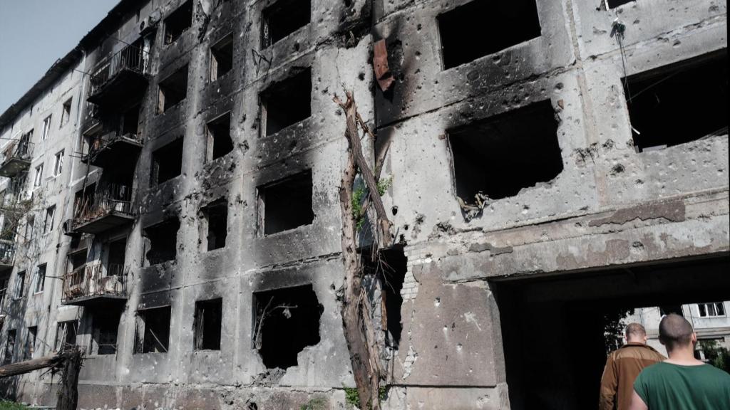 Una calle de los mirnógrafos, muy destruida por los bombardeos, desde donde los soldados ucranianos trabajan intensamente para detener el avance ruso.