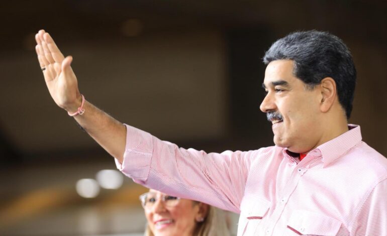 EEUU despliega tres destructores en Venezuela y Maduro responde movilizando a 4,5 millones de milicianos