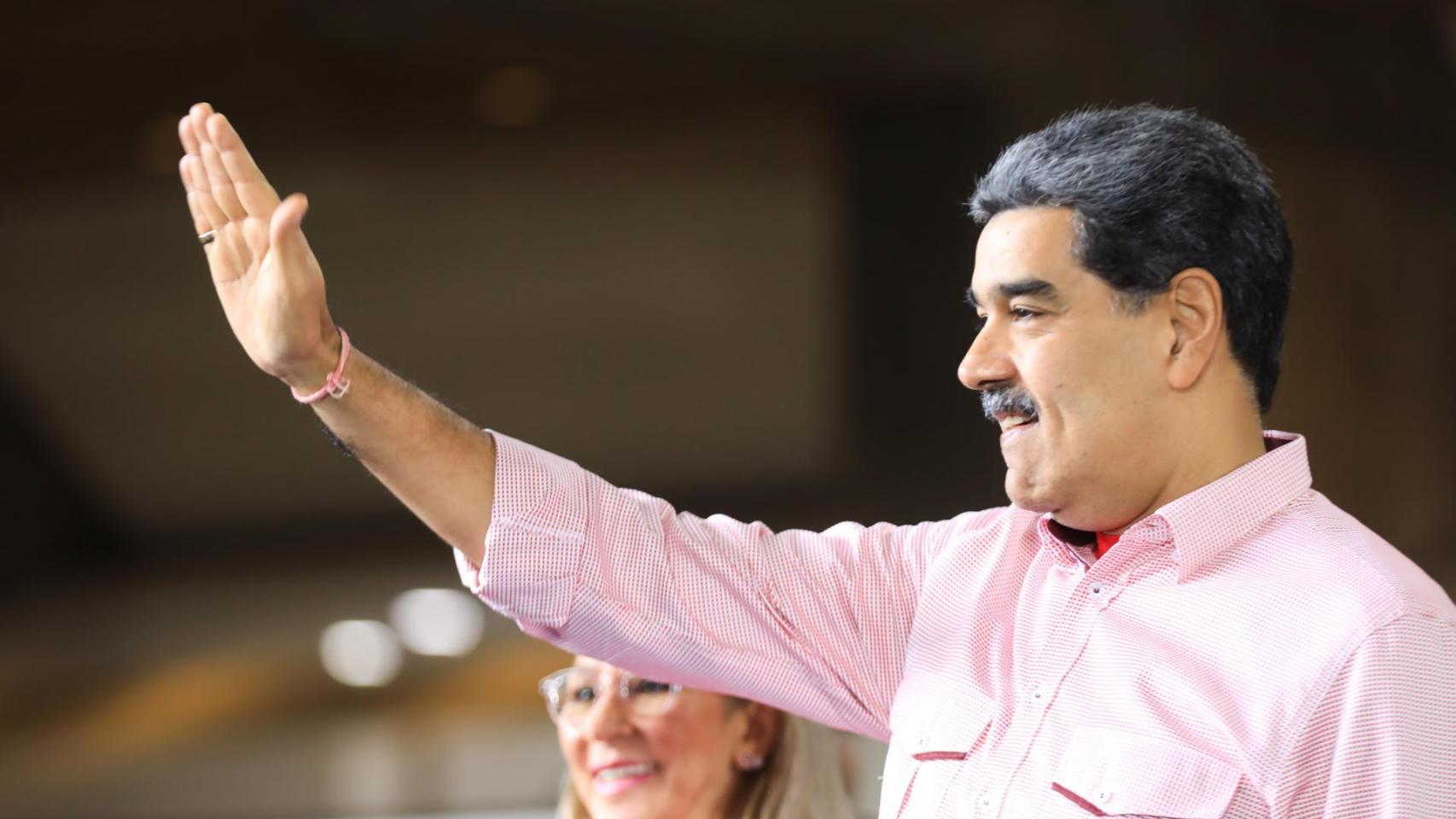 EEUU despliega tres destructores en Venezuela y Maduro responde movilizando a 4,5 millones de milicianos