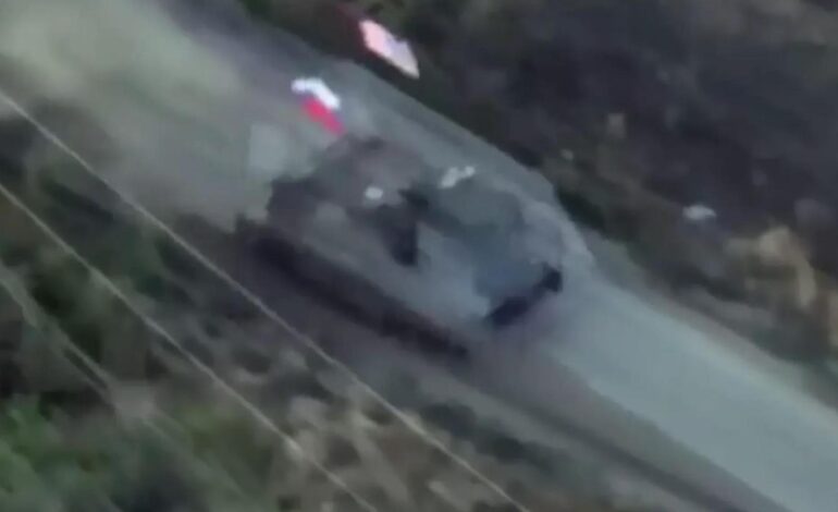 El vídeo de un blindado ruso que ondea la bandera de EEUU en Ucrania se hace viral y provoca la indignación de Kiev