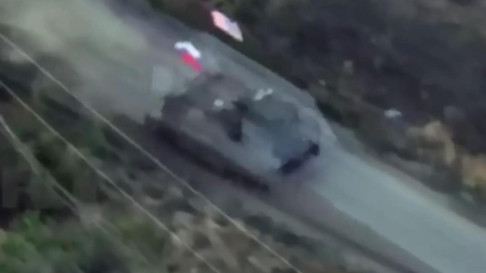 El vídeo de un blindado ruso que ondea la bandera de EEUU en Ucrania se hace viral y provoca la indignación de Kiev