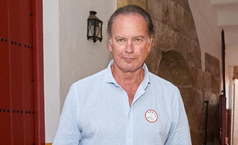 Bertín Osborne ahora sí quiere ejercer de padre y posa en una revista con David, su hijo junto a Gabriela Guillén: «Así es la vida»