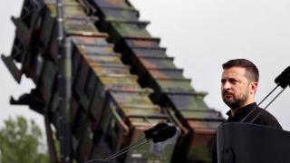 Zelenski, en Alemania, con un sistema de defensa anti -avión en el fondo.