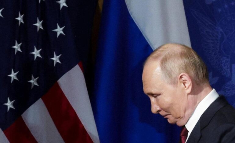 Putin sube los impuestos y recorta el gasto público para poder pagar la cara maquinaria de guerra rusa contra Ucrania
