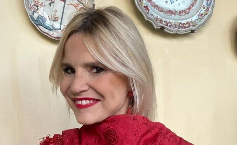 Eugenia Martínez de Irujo marca tendencia con su blusa de estilo ‘boho’ y étnica, hecha en seda y 100% artesanal
