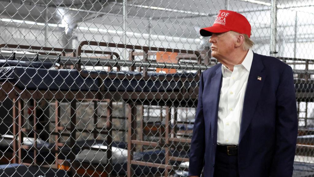 Donald Trump en el Centro de Detención Temporal para Aligator Alcatraz.