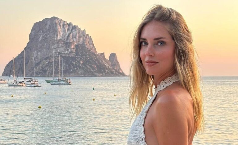 con amigos, sus hijos y su novio, Giovanni Tronchetti, en una villa de lujo