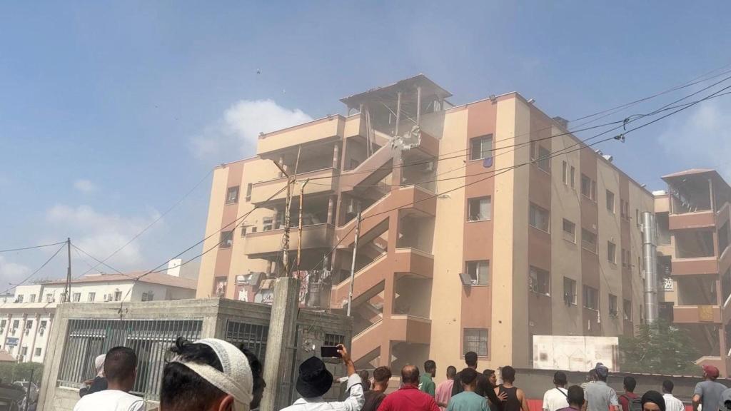 Vista de la fachada del hospital donde se ha registrado el bombardeo.