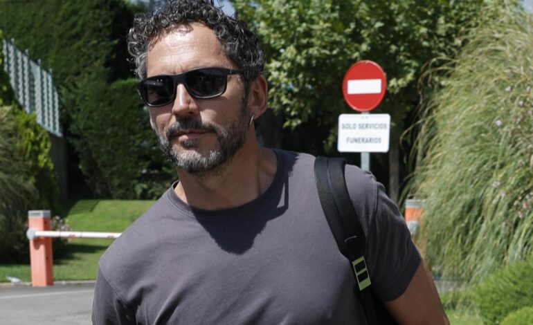 Paco León, destrozado a la salida del tanatorio tras decir adiós a Verónica Echegui: "¿Qué os digo? No nos lo creemos"