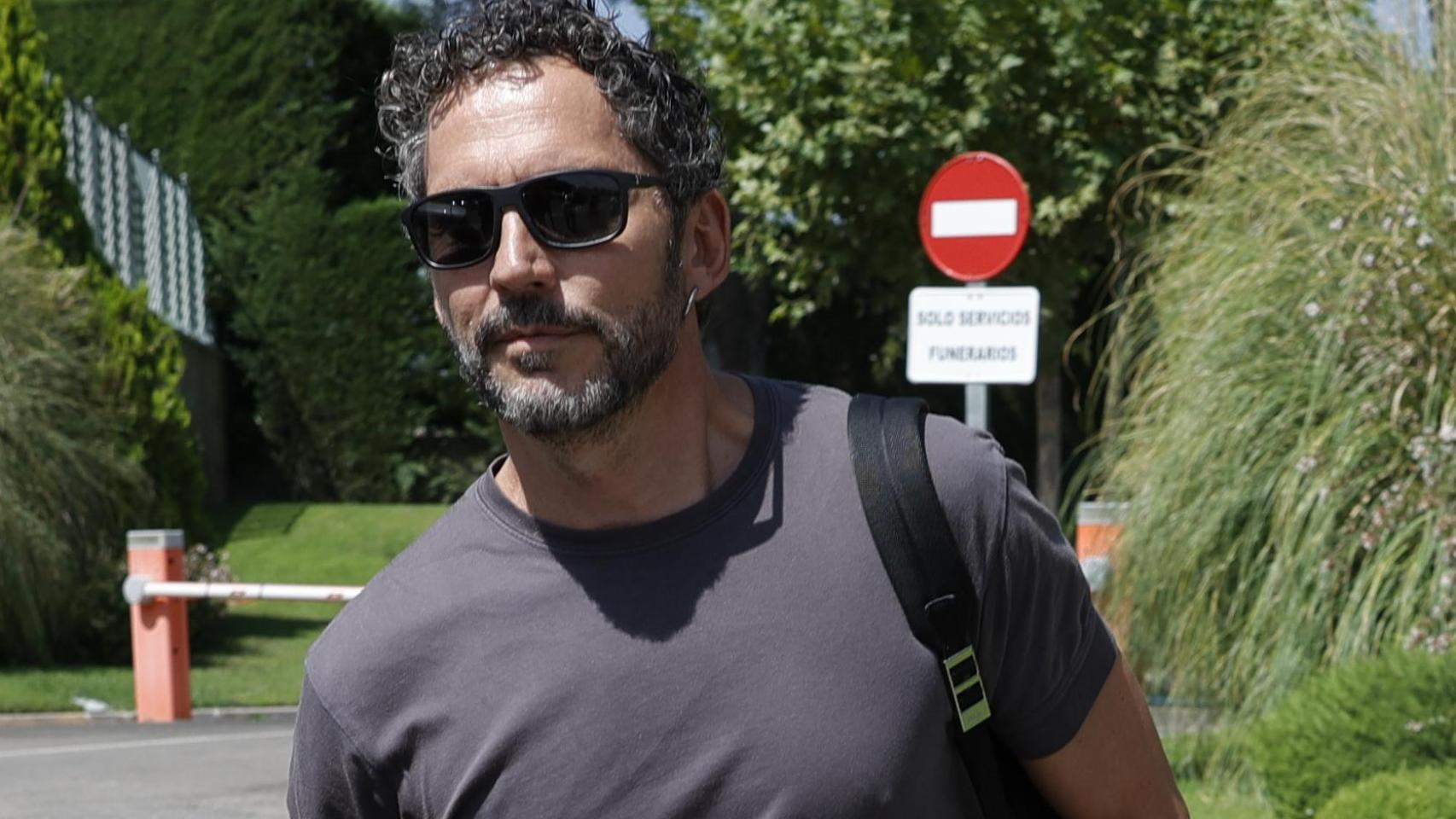 Paco León, destrozado a la salida del tanatorio tras decir adiós a Verónica Echegui: "¿Qué os digo? No nos lo creemos"
