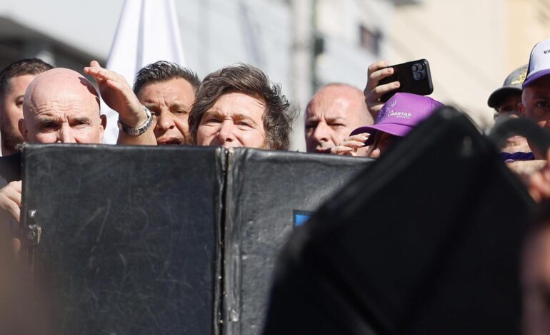 Evacúan a Milei y a su hermana de un acto electoral después de que un grupo de manifestantes les arrojaran piedras y huevos