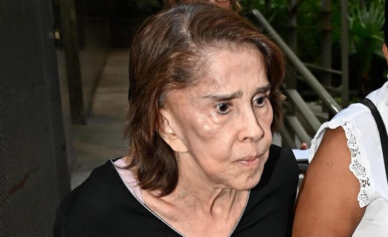 Primera fotografía de Mirna Carvajal, viuda de Manolo de la Calva, rota de dolor en el último adiós al cantante: «Era mi vida»