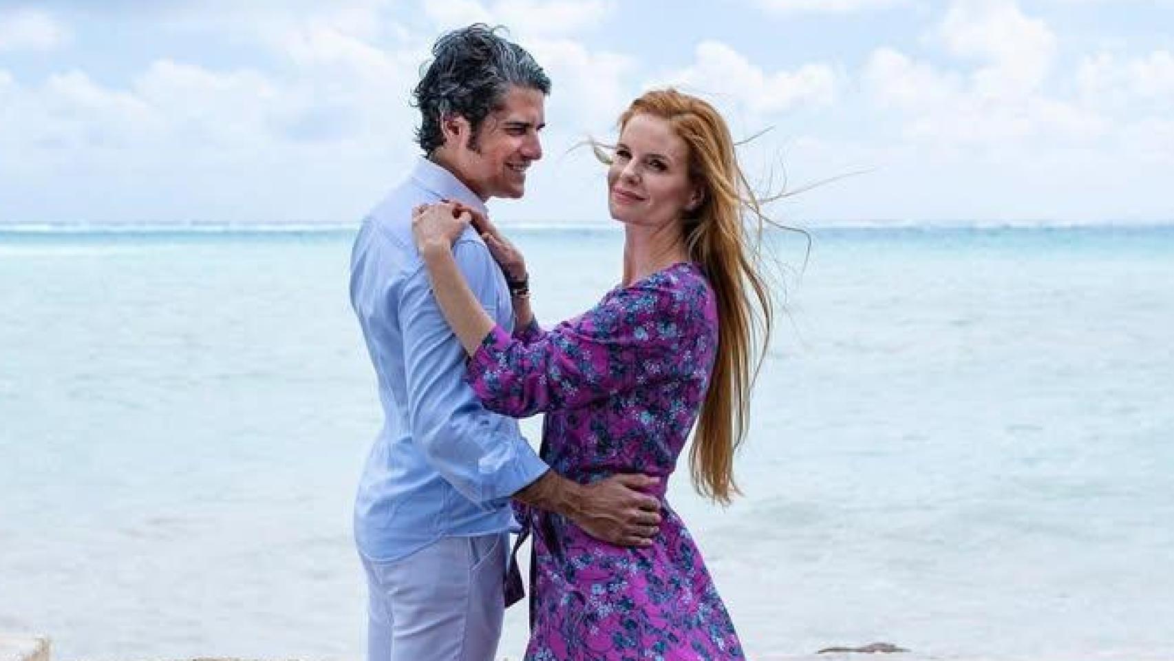 sorpresa a su hijo y cena romántica por su aniversario