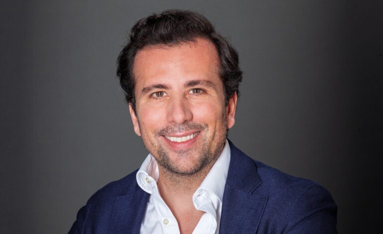 Luis Díaz debuta con su novela ‘El viudo’: «A los hombres de mi generación aún nos cuesta hablar del dolor»