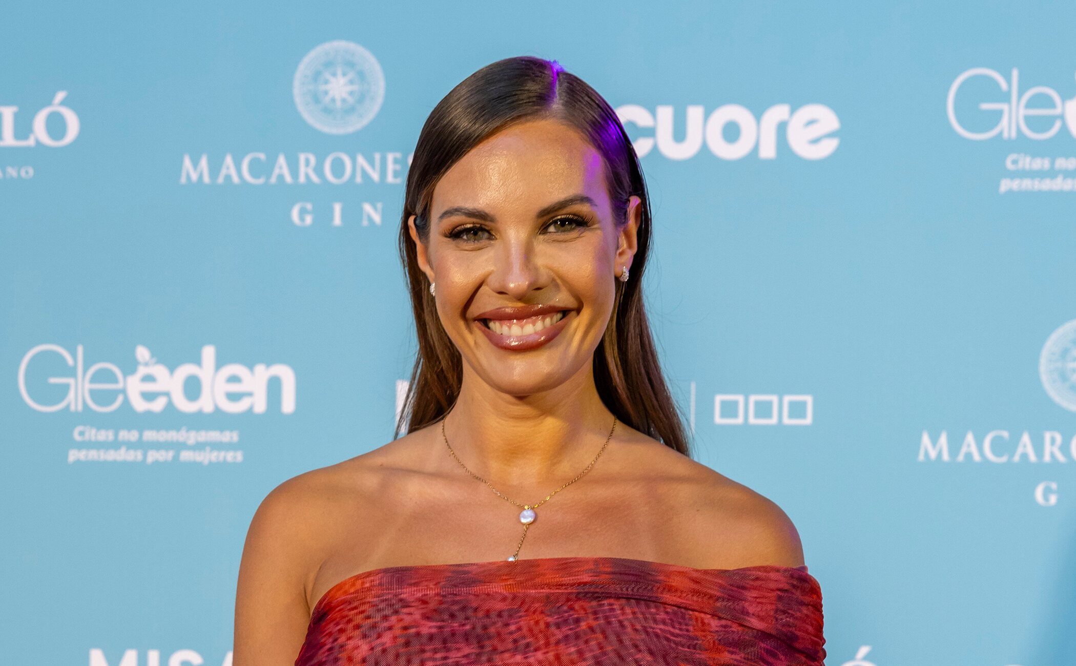Jessica Bueno, fotografiada con un misterioso hombre en Ibiza tras su ruptura con Luitingo