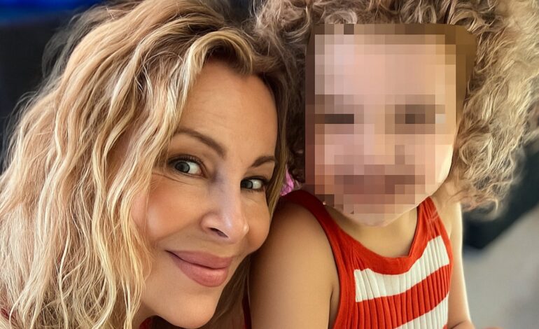 Ana Obregón y Anita protagonizan el posado más emotivo del verano: «Morí con mi hijo y resucité con mi nieta»